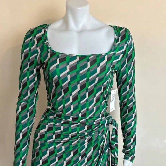 NWT - Saint and Sofia - Amelia Wrap Dress in Green Jardin Geo. Size: 6. - Picture 4 of 8